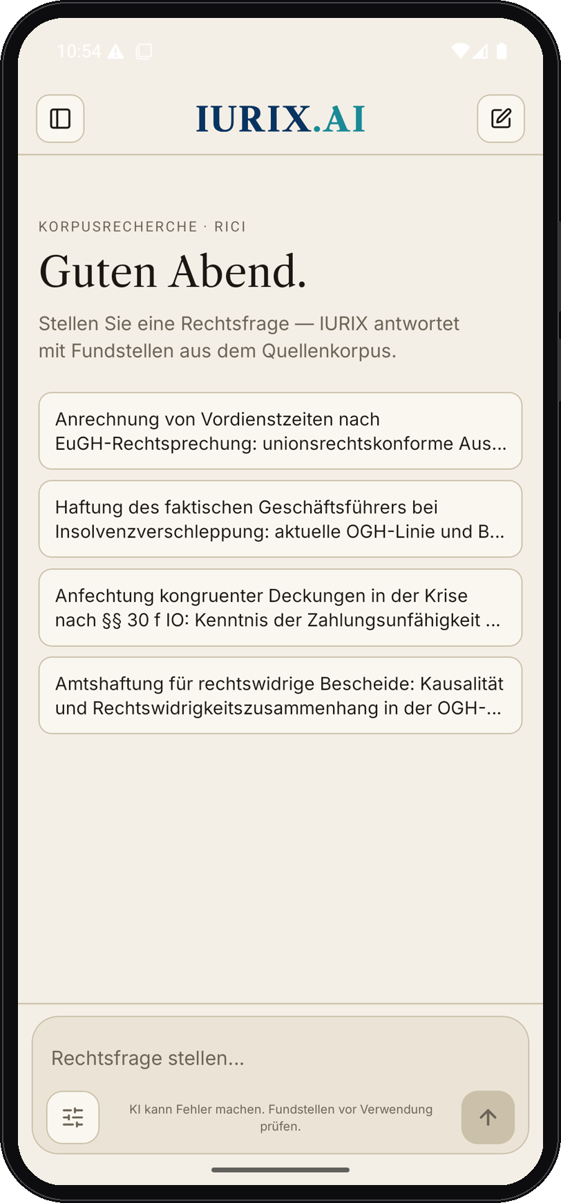 Startbildschirm der IURIX-App auf Android: „Guten Abend.“ mit vier juristischen Beispiel-Rechtsfragen (EuGH-Vordienstzeiten, faktischer Geschäftsführer, Anfechtung nach §§ 30 f IO, Amtshaftung) und dem Composer samt Hinweis, dass KI Fehler machen kann und Fundstellen vor Verwendung zu prüfen sind.